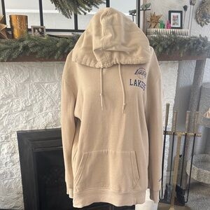 Los Ángeles Lakers Hoodie from Urban Outfitters